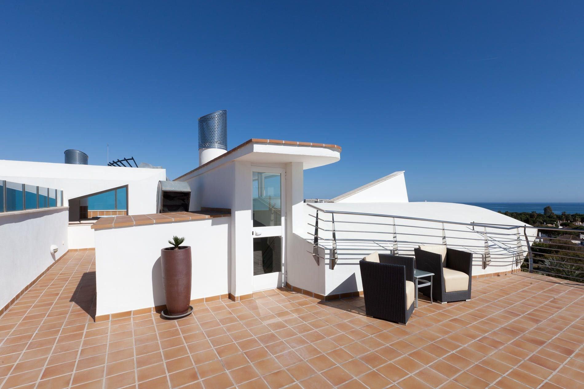 塞纳托尔巴努斯Spa酒店 埃斯特波纳 外观 照片 Roof terrace