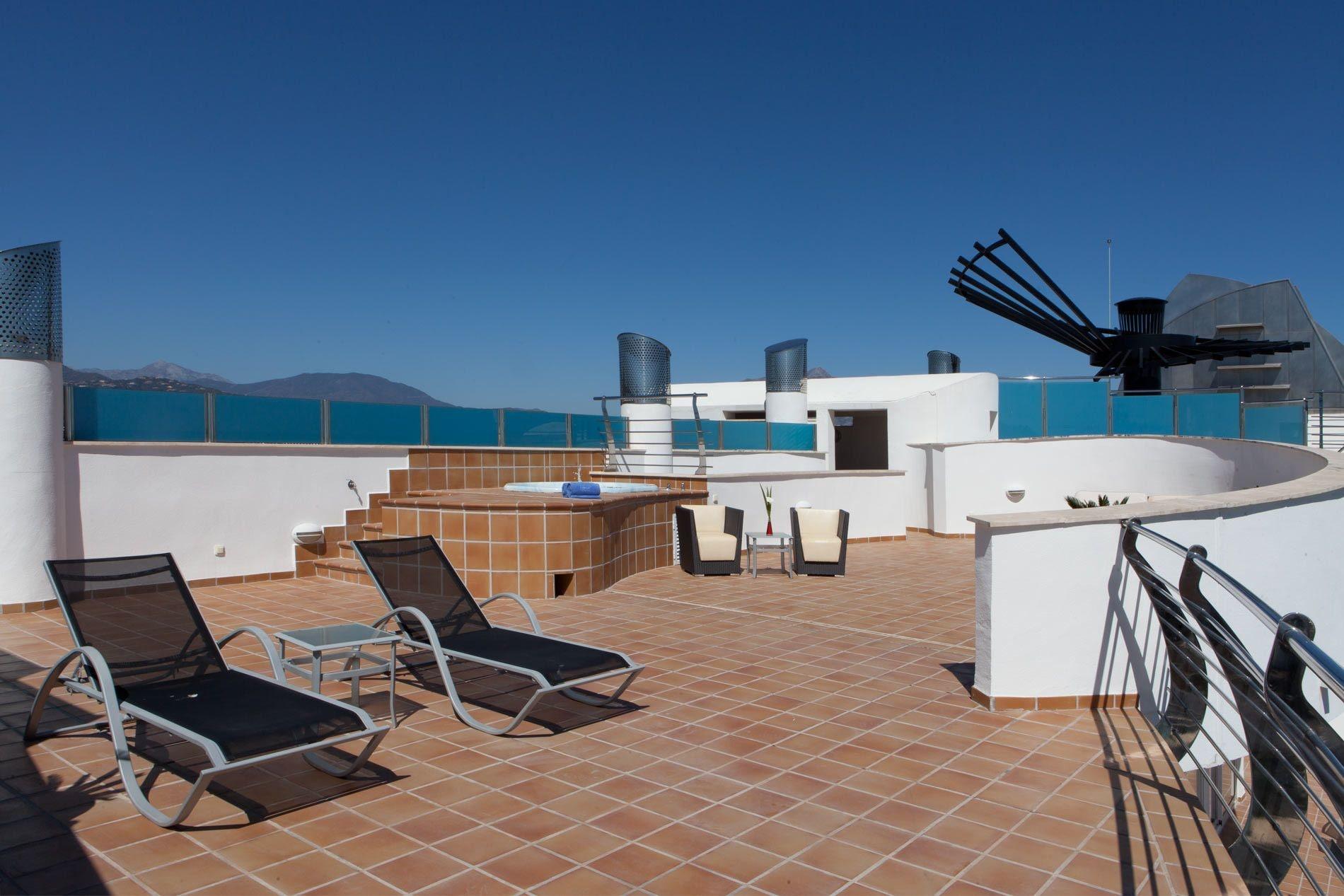 塞纳托尔巴努斯Spa酒店 埃斯特波纳 外观 照片 Rooftop terrace