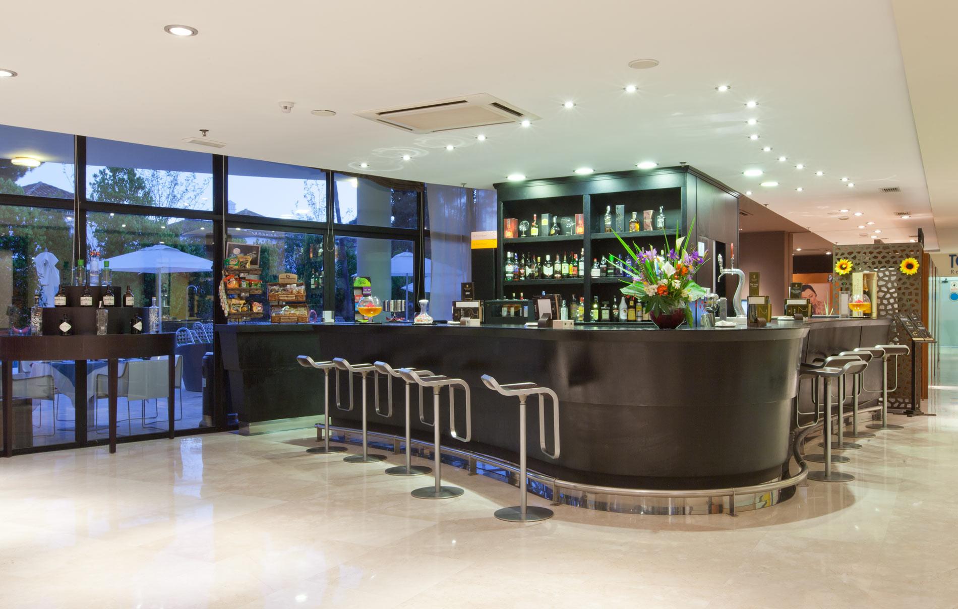 塞纳托尔巴努斯Spa酒店 埃斯特波纳 外观 照片 The bar at the hotel