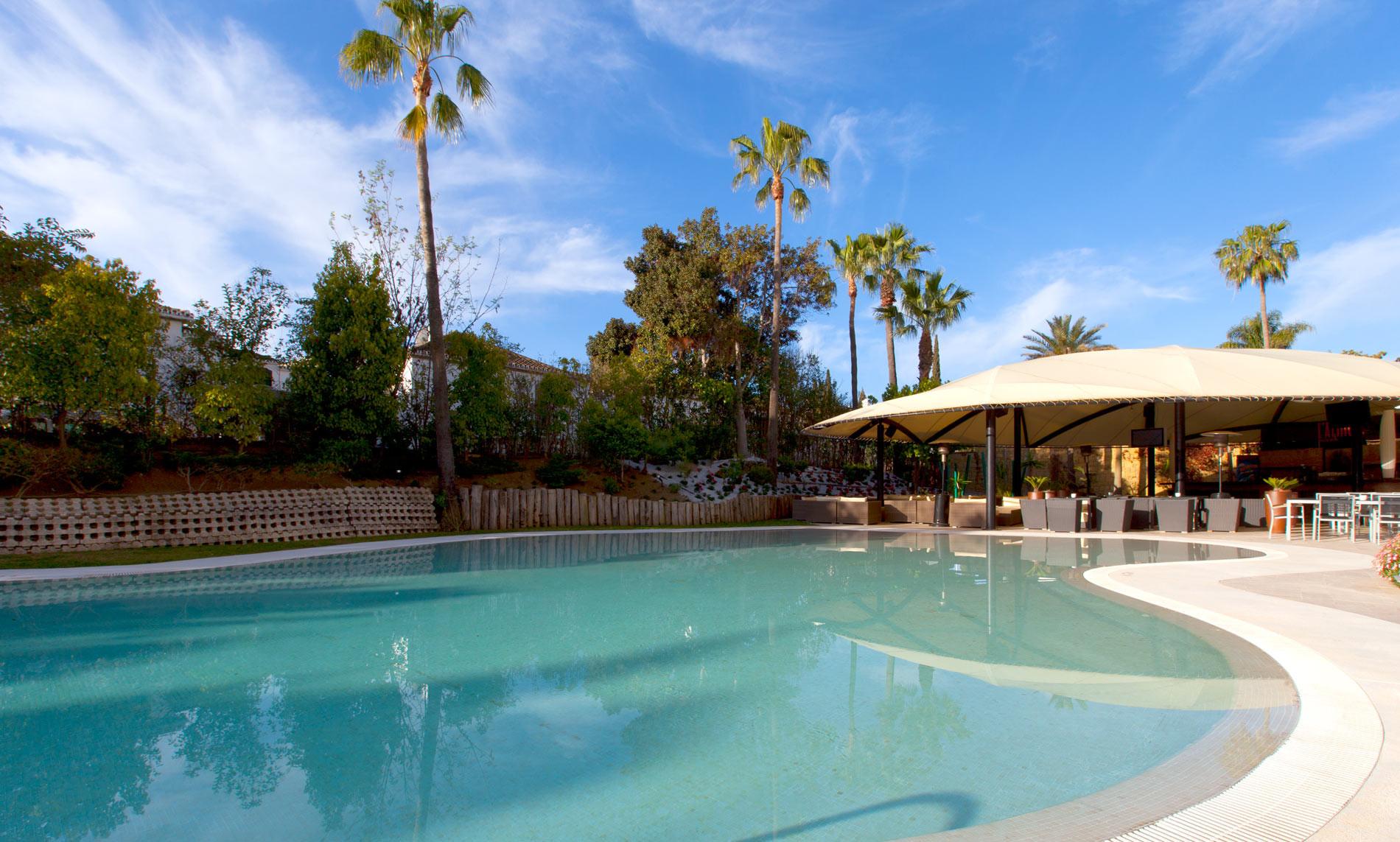 塞纳托尔巴努斯Spa酒店 埃斯特波纳 外观 照片 The swimming pool at the hotel