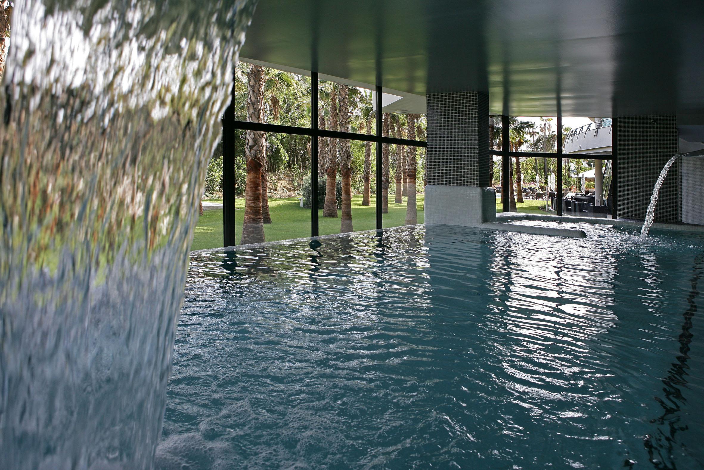 塞纳托尔巴努斯Spa酒店 埃斯特波纳 设施 照片 The pool at the hotel