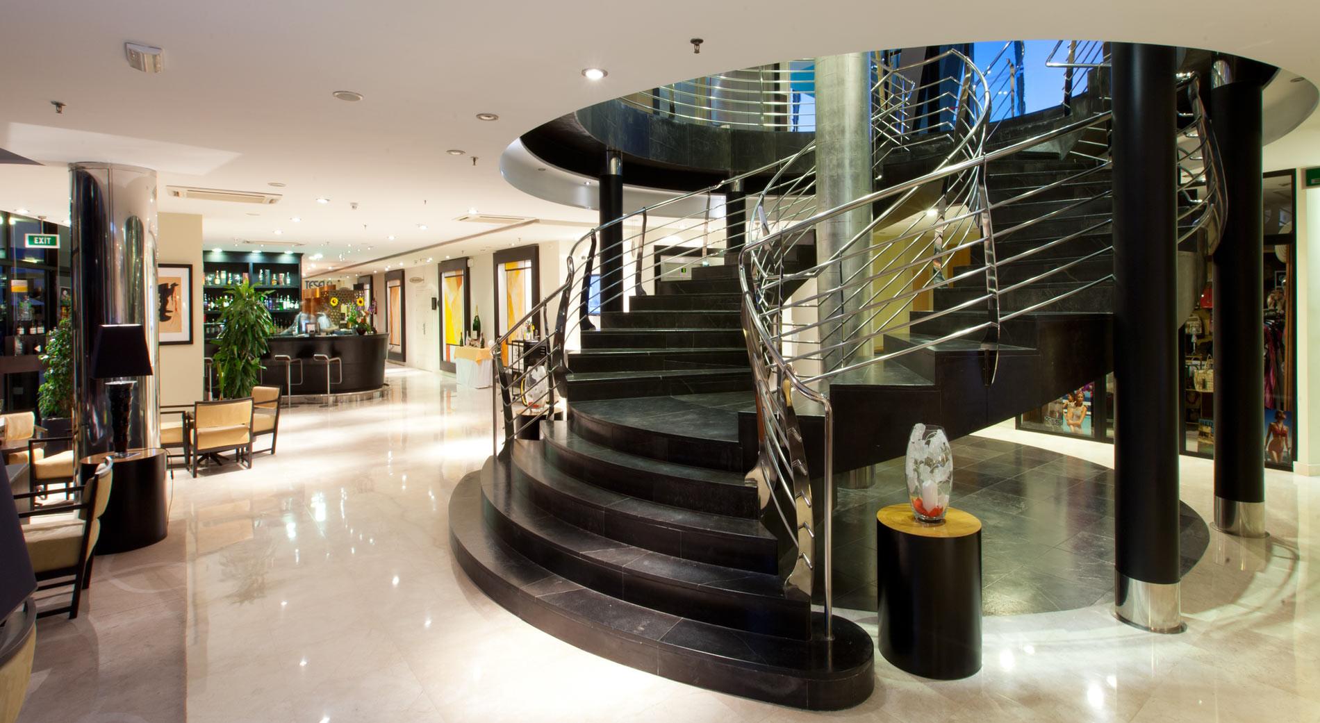 塞纳托尔巴努斯Spa酒店 埃斯特波纳 外观 照片 The lobby of the hotel