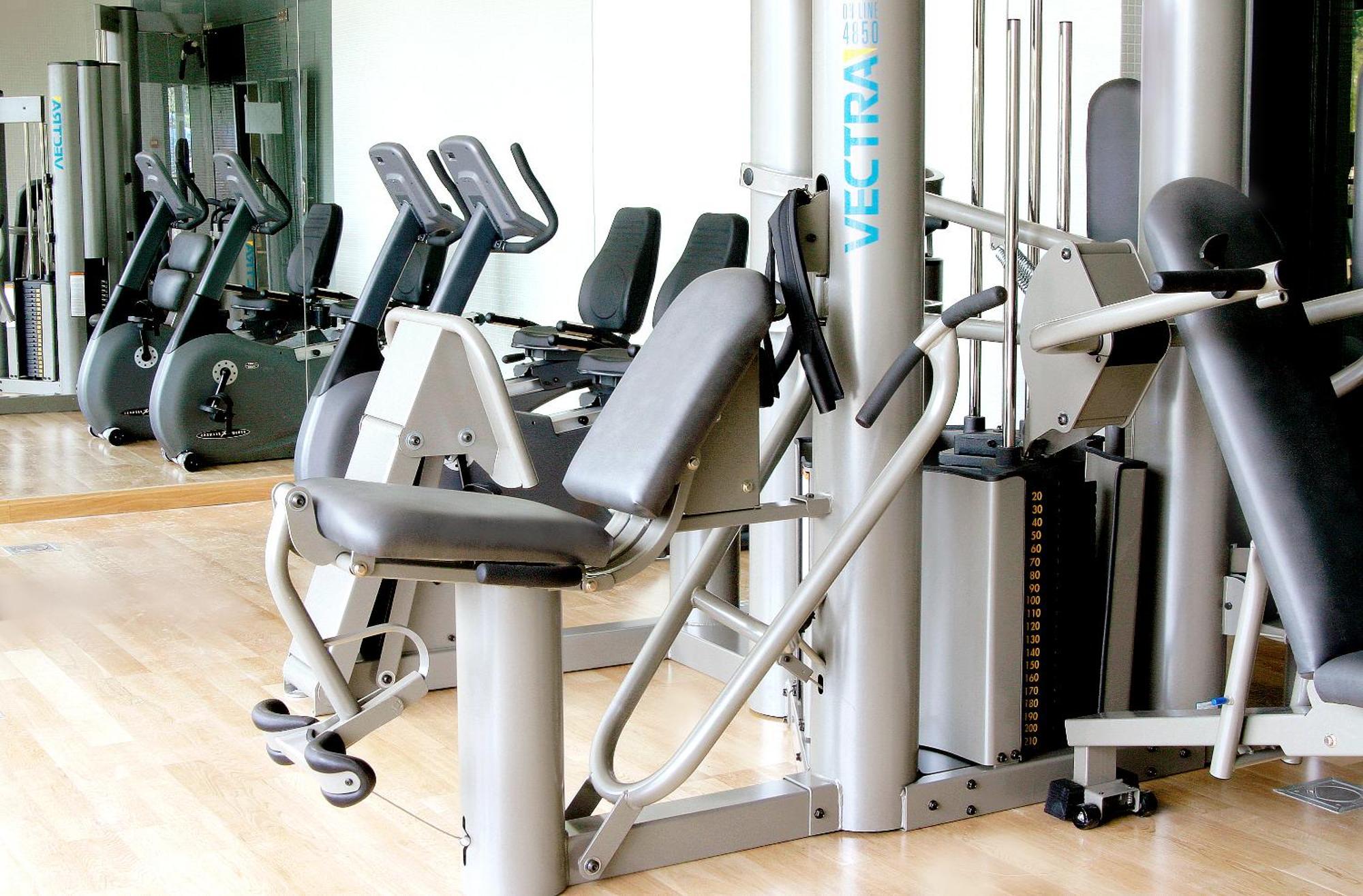 塞纳托尔巴努斯Spa酒店 埃斯特波纳 设施 照片 Recumbent bikes